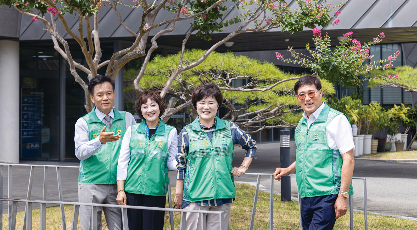 경상북도새마을회 회장단 왼쪽부터 조성현 협의회장, 도영순 부녀회장, 정은미 직장·공장회장, 김성환 문고회장