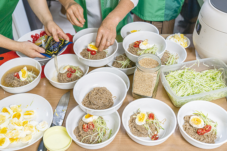 환경정화 활동을 펼치는 외국인새마을봉사단원들