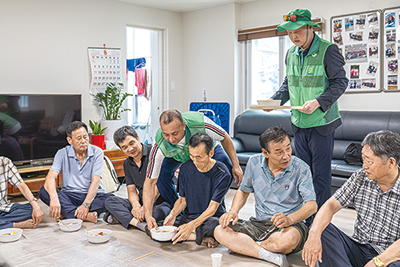 외국인경로당을 이용하는 외국인 어르신들에게 식사를 나누는 김근환 시흥시새마을회장